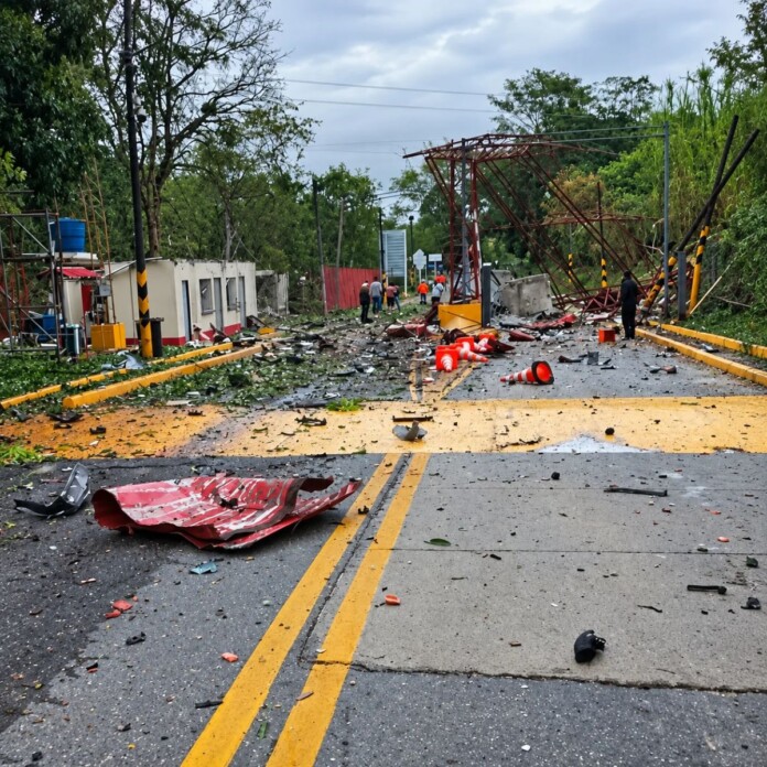 Ataque en El Bordo dejó escombros frente al peaje destruido en la vía Popayán-Pasto.