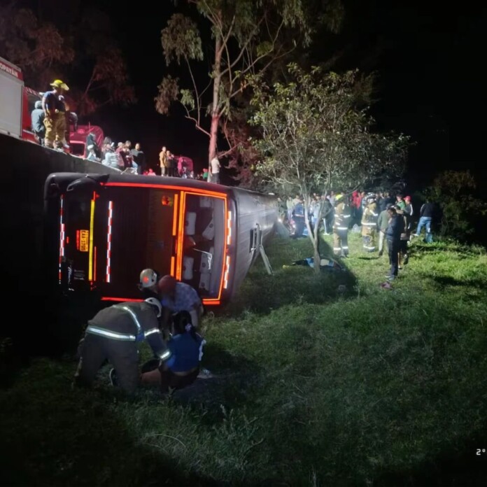 Investigan ataque en la vía Panamericana como posible causa del volcamiento de un bus de pasajeros en Timbío, Cauca.