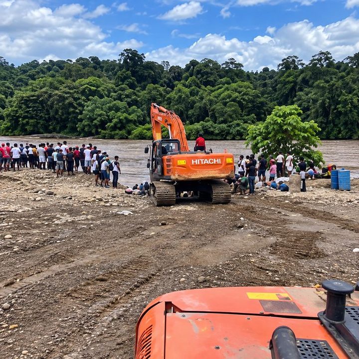 Deslizamiento en mina de oro en Santa Bárbara de Iscuandé, Nariño, donde se adelantan labores de rescate con maquinaria pesada.