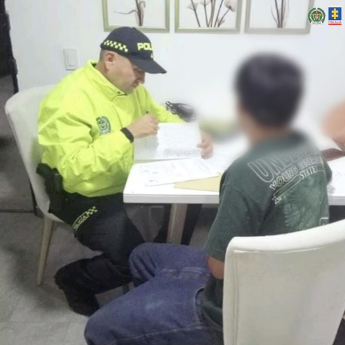 Policía durante el procedimiento en un inmueble de Pereira, con el rostro del detenido difuminado.