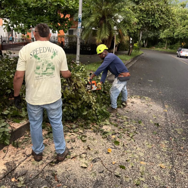 Operarios trabajan en la recuperación de las zonas afectadas por el fuerte aguacero y la granizada en Pereira.