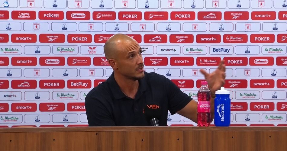 El técnico cuestionó la pregunta de un periodista después del partido.