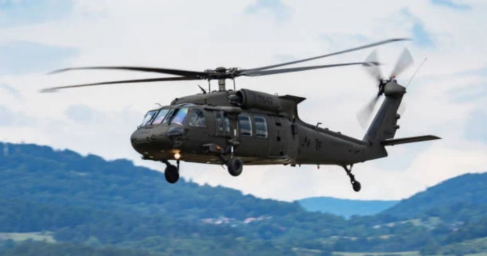 Helicóptero militar Black Hawk en vuelo sobre un fondo de cielo azul.