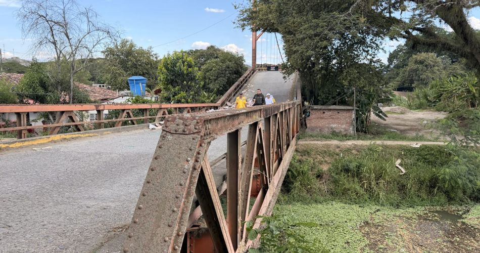 Puente Mariano Ospina Pérez entre La Unión y La Victoria, cuya estructura sufrió graves daños por el terremoto.