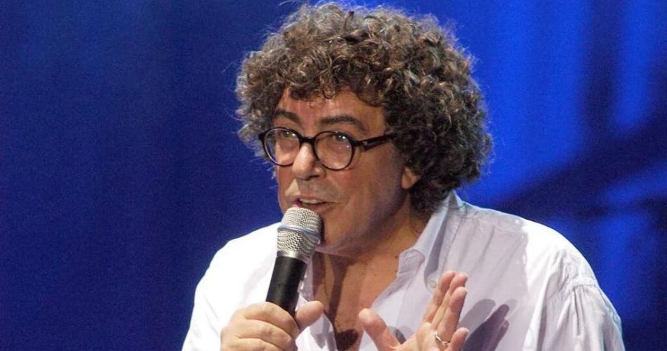 Piero interpretando una canción durante sus primeros años como artista