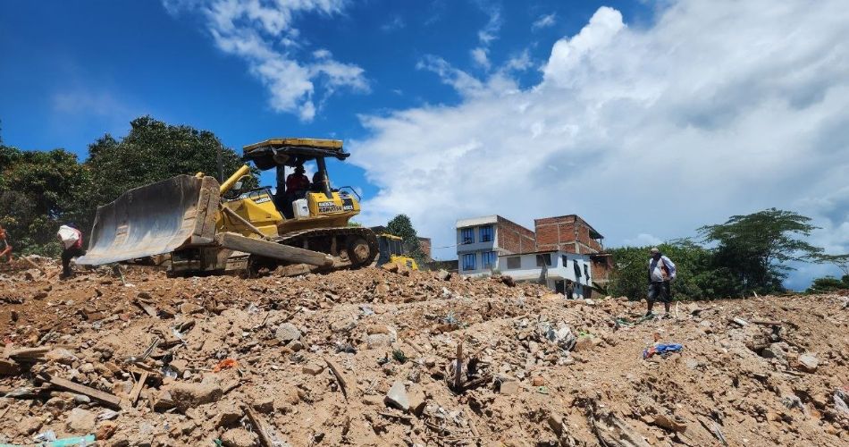 Escombrera Municipal de Pereira con maquinaria pesada durante las labores de manejo de Residuos de Construcción y Demolición.