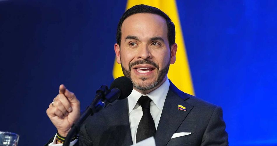 De La Espriella ordenó revisar denuncias sobre vuelos oficiales; el mandatario aparece hablando ante un micrófono junto a la bandera de Colombia.