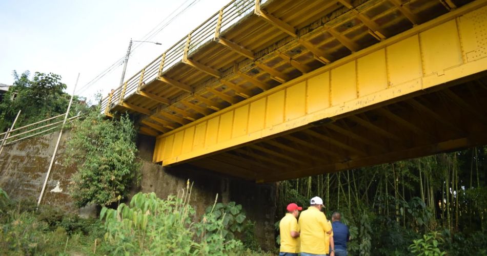 Puente ‘Omar Torrijos’ en la vía Zarzal-Roldanillo, una de las conexiones afectadas por el terremoto en el Valle del Cauca.