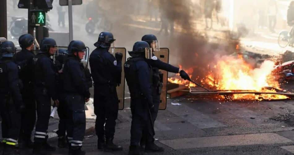 Agentes de Policía durante las protestas en Francia.