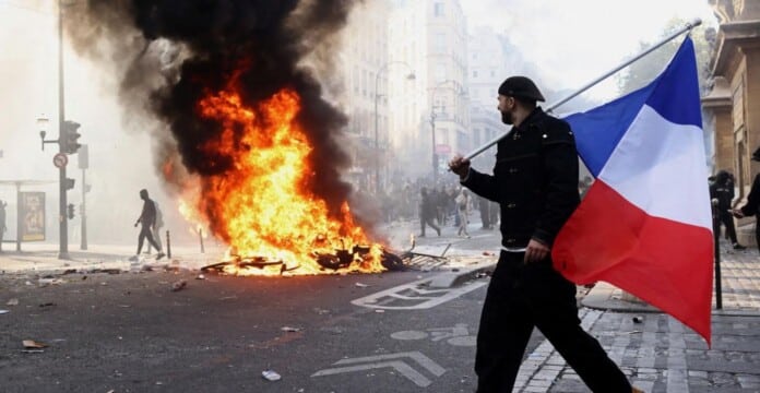París registra nuevos disturbios cerca de la plaza de la República, con presencia policial en las calles.