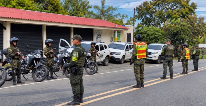 Policía y Ejército vigilarán las vías del Valle del Cauca durante el puente festivo mediante Corredores Seguros.
