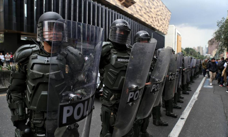 Abelardo de la Espriella firma el decreto que establece nuevas disposiciones para regular las protestas sociales en Colombia.
